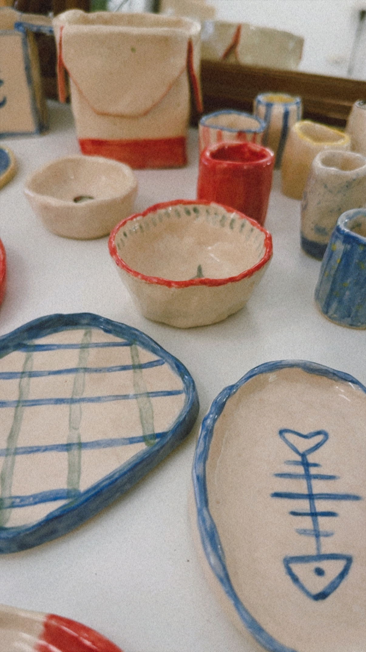 Fotografia de les participants fent ceramica